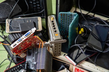 Çeşitli elektronik ürün yığınları e-atık