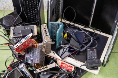 Çeşitli elektronik ürün yığınları e-atık