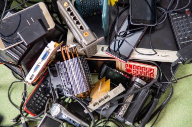 Çeşitli elektronik ürün yığınları e-atık