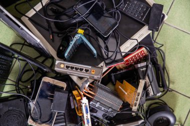 Çeşitli elektronik ürün yığınları e-atık
