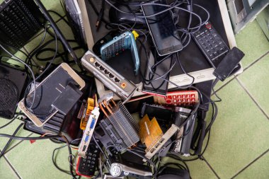 Çeşitli elektronik ürün yığınları e-atık