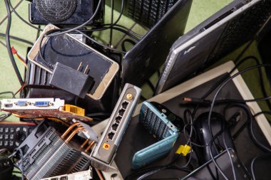 Çeşitli elektronik ürün yığınları e-atık