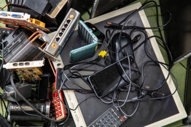 Çeşitli elektronik ürün yığınları e-atık
