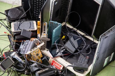 Çeşitli elektronik ürün yığınları e-atık