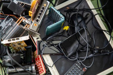 Çeşitli elektronik ürün yığınları e-atık