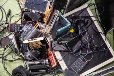 Çeşitli elektronik ürün yığınları e-atık