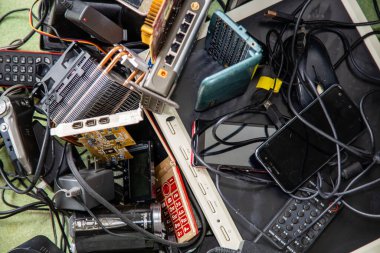 Çeşitli elektronik ürün yığınları e-atık