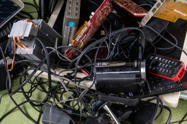Çeşitli elektronik ürün yığınları e-atık