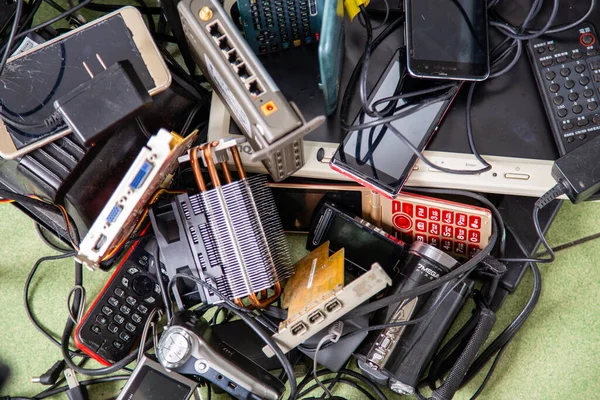 Çeşitli Elektronik Ürün Yığınları Atık — Stok fotoğraf