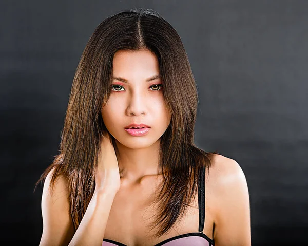 Azji Makijaż Model Noszenie Różowej Czarnej Bielizny Czarnym Tle — Zdjęcie stockowe