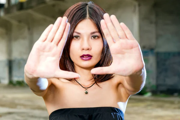 Asiatisk Modell Sträcker Händerna Med Gamla Bulding Bakgrunden — Stockfoto