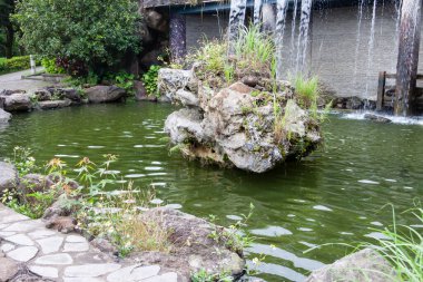 Guan Dao Guan Ying Tapınağı, New Taipei City 'deki bahçelerde su var.