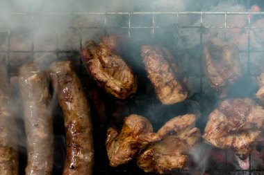 Mangalda sosis ve et ızgara, üst manzara.