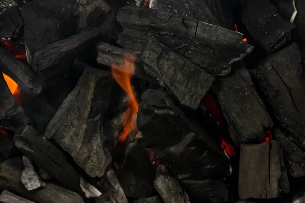 Vlammen Kolen Tijdens Barbecue Bovenaanzicht — Stockfoto