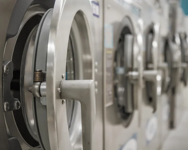 Máquinas de lavar roupa na lavanderia — Fotografia de Stock