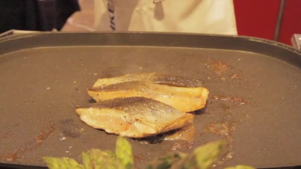 Salmão cozinhando na grelha — Vídeo de Stock