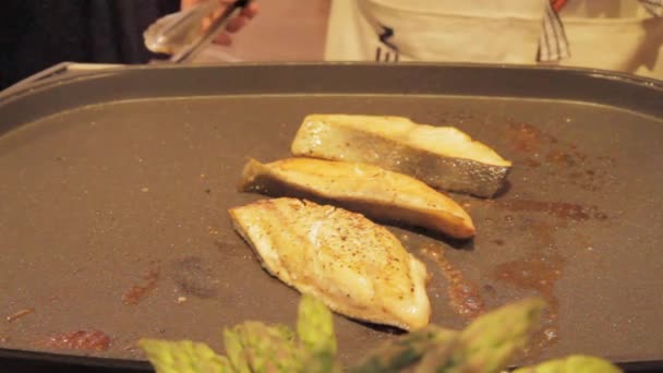 Salmão cozinhando na grelha — Vídeo de Stock