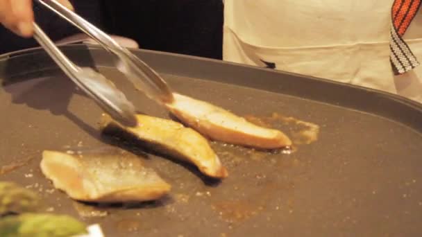 Cottura salmone alla griglia — Video Stock