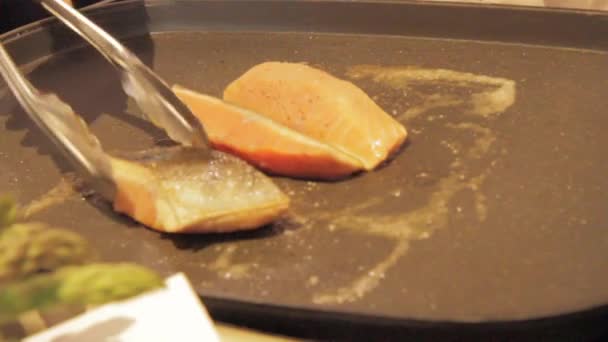 Somon balığı ızgarada pişirme — Stok video
