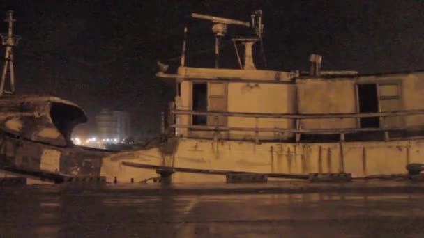 Bateau fantomatique blanc étant soufflé autour dans le vent fort — Video