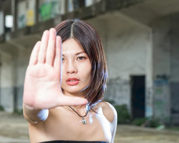 Cinese donna gesturing no con mano — Foto Stock