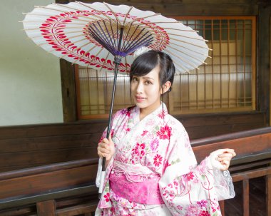 Asyalı kadın şemsiye tutan kimono içinde