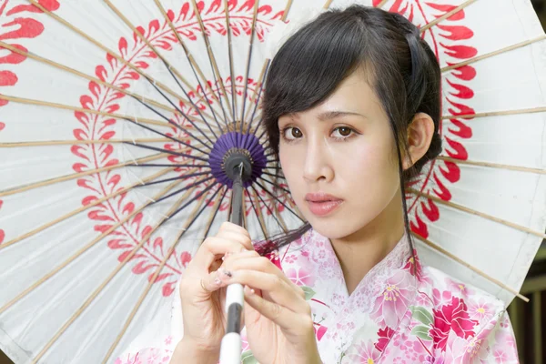 Asyalı kadın şemsiye tutan kimono içinde — Stok fotoğraf