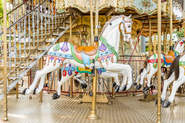 Pferd auf einem Karussell auf einem Jahrmarkt — Stockfoto