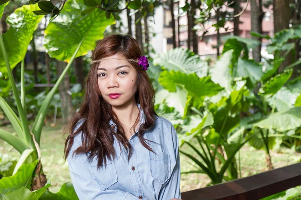 Filipina mujer en un jardín — Foto de Stock