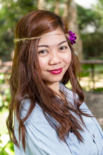 Kobieta Filipina w ogrodzie — Zdjęcie stockowe