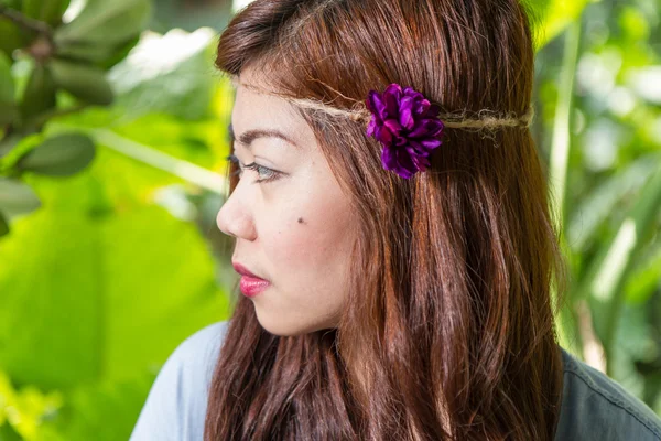 Perfil lateral de Mujer filipina en un jardín — Foto de Stock