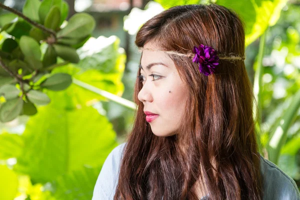 Side profile of Filipina woman in a garden — Stock Photo, Image