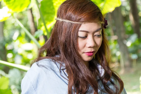 Filipina mulher em um jardim — Fotografia de Stock