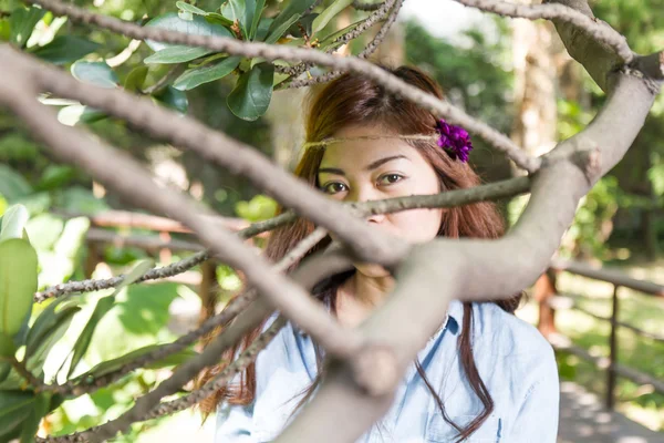 Filipina mulher em um jardim — Fotografia de Stock