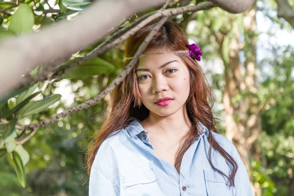 Filipina kadın bir Bahçe — Stok fotoğraf