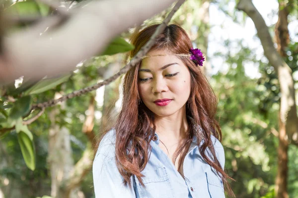 Filipina mujer en un jardín — Foto de Stock