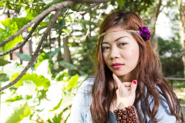 Filipina frau in einem garten — Stockfoto