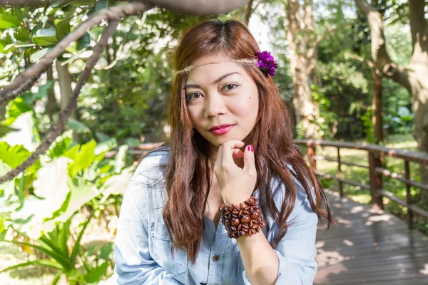 Filipina kadın bir Bahçe — Stok fotoğraf
