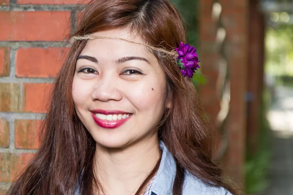 Filipina mujer en un jardín — Foto de Stock