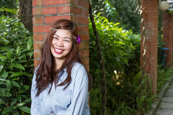 Filipina mulher em um jardim — Fotografia de Stock