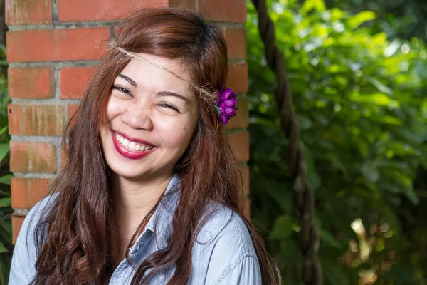 Filipina frau in einem garten — Stockfoto