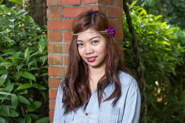 菲律宾女人在一个花园里 — 图库照片