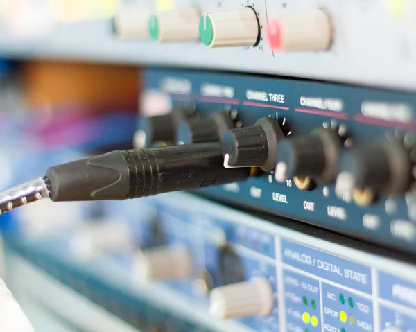 Close-up de equipamento de áudio em estúdio de gravação — Fotografia de Stock