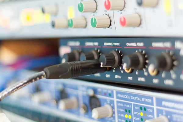 Close-up de equipamento de áudio em estúdio de gravação — Fotografia de Stock