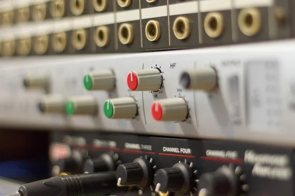 Nahaufnahme von Audiogeräten im Tonstudio — Stockfoto