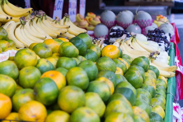 Limes at a traditional Taiwanese market — Stock Photo, Image