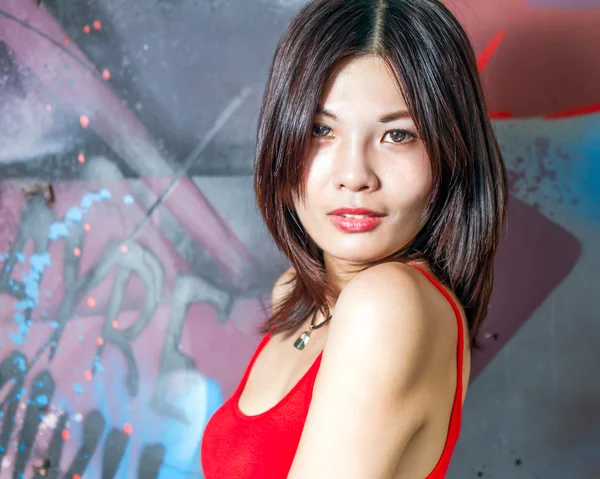 Mooie Chinese vrouw door graffiti muren — Stockfoto