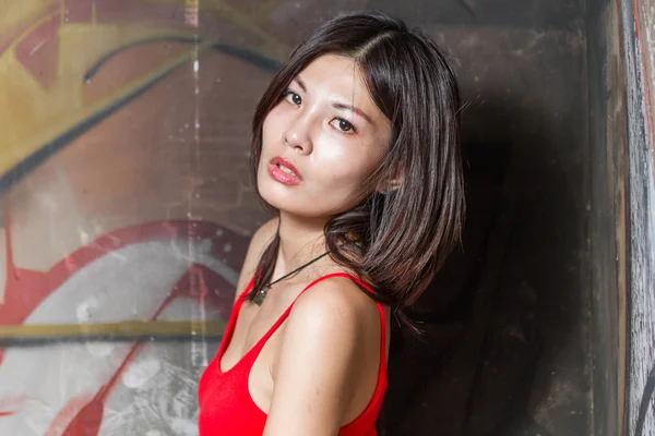 落書きの壁に美しい中国女性 — ストック写真