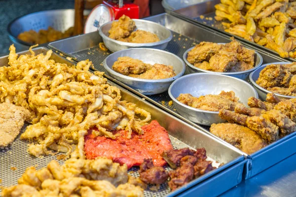 Gebakken kip en inktvis op traditionele markt in Taiwan — Stockfoto