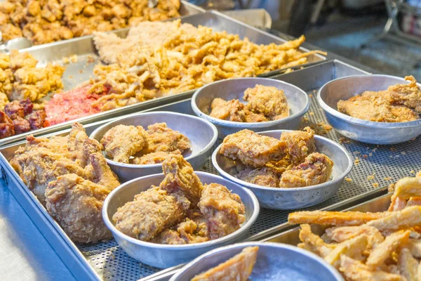 Smażony kurczak i kalmary w tradycyjnym rynku na Tajwanie — Zdjęcie stockowe